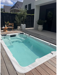 PassionSpa Aquatic 1 Swim-Spa – Sport Collection, weiße Ausführung, rechteckige Form, türkisfarbenes Wasser, integrierte Massagedüsen, Holzterrasse