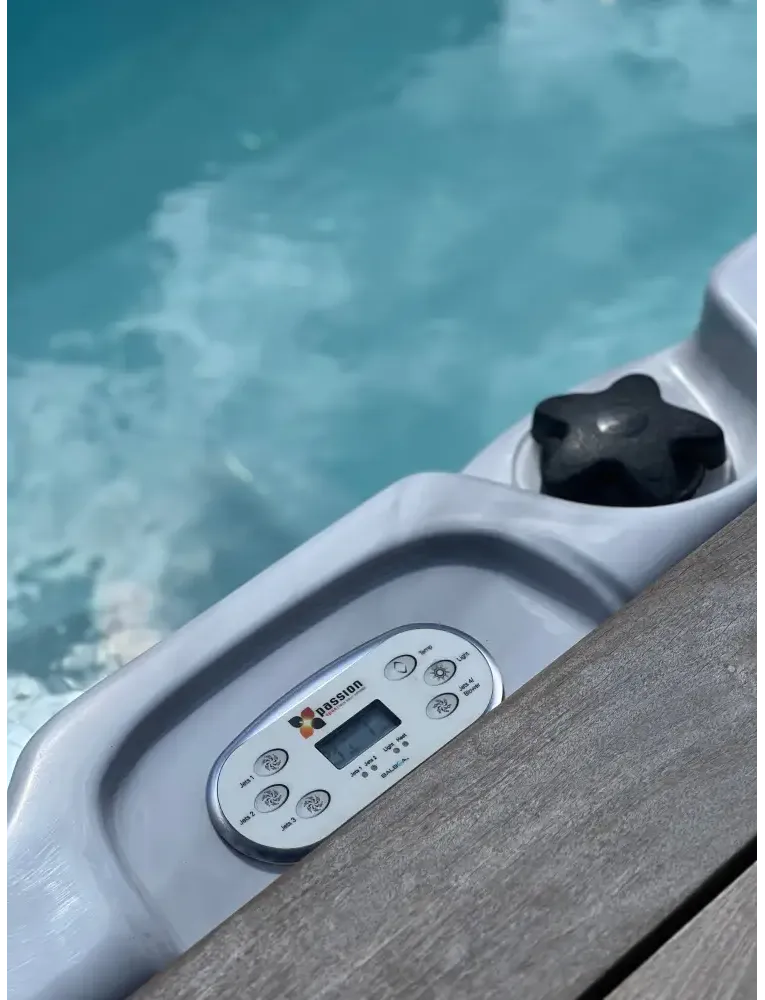 PassionSpa Aquatic 1 Swim-Spa – silberfarbenes Bedienfeld mit schwarzen Tasten und Display, weißer Rand