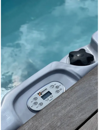 PassionSpa Aquatic 1 Swim-Spa – silberfarbenes Bedienfeld mit schwarzen Tasten und Display, weißer Rand