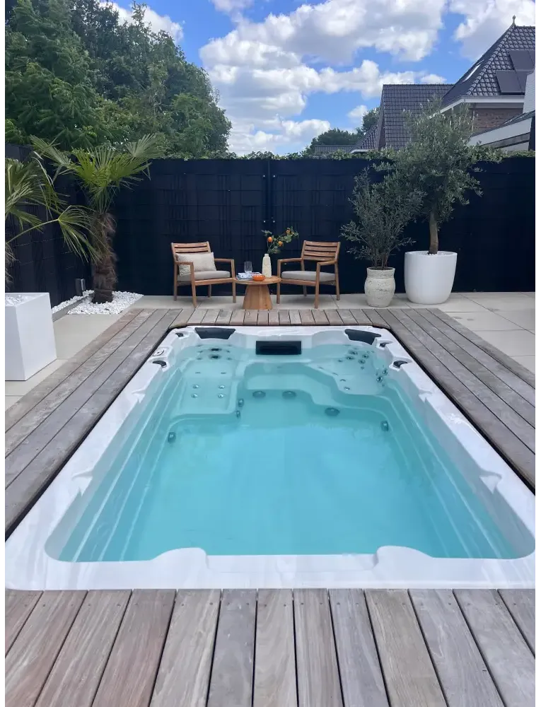 PassionSpa Aquatic 1 Swim-Spa – Sport Collection, weiße Ausführung, rechteckige Form, türkisfarbenes Wasser, Holzterrasse