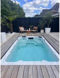 PassionSpa Aquatic 1 Swim-Spa – Sport Collection, weiße Ausführung, rechteckige Form, türkisfarbenes Wasser, Holzterrasse