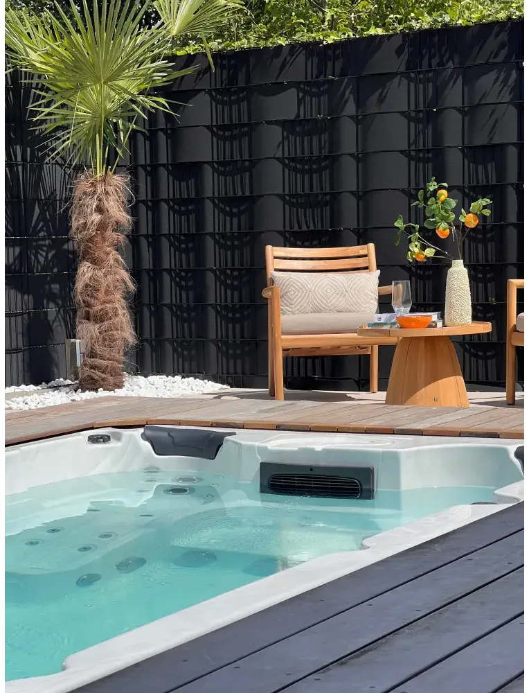 PassionSpa Aquatic 1 Swim-Spa – Sport Collection, weiße Ausführung, weißer Innenraum, türkisfarbenes Wasser, schwarze Paneele