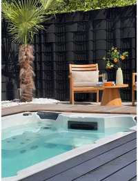PassionSpa Aquatic 1 Swim-Spa – Sport Collection, weiße Ausführung, weißer Innenraum, türkisfarbenes Wasser, schwarze Paneele