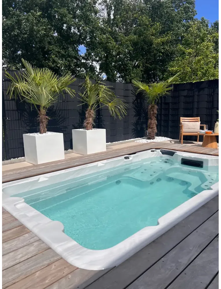 PassionSpa Aquatic 1 Swim-Spa – Sport Collection, weiße Ausführung, rechteckige Form, türkisfarbenes Wasser, integrierte Massagedüsen, Holzterrasse