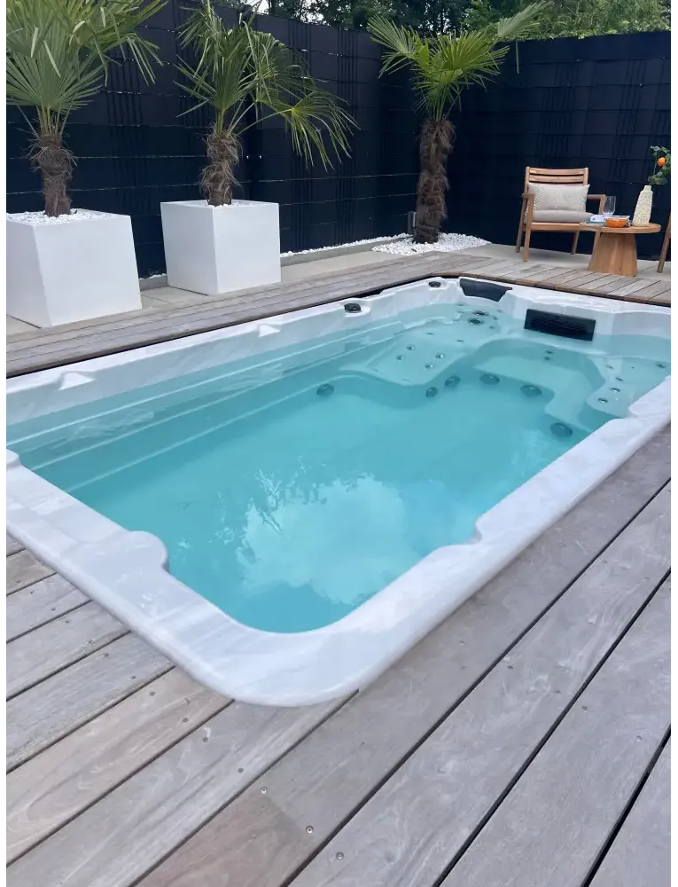 PassionSpa Aquatic 1 Swim-Spa – weiße Ausführung, türkisfarbenes Wasser, schwarze Paneele