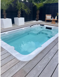PassionSpa Aquatic 1 Swim-Spa – weiße Ausführung, türkisfarbenes Wasser, schwarze Paneele
