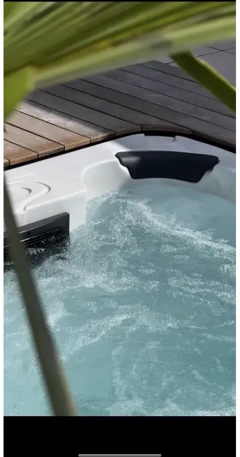 PassionSpa Aquatic 1 Swim-Spa – weiße Ausführung, weißer Innenraum, schwarze Sitze, sprudelndes Wasser, türkisfarbenes Wasser