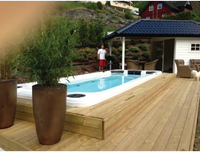 PassionSpa Aquatic 2 Swim-Spa – blaues Wasser, schwarze Massagedüsen, Holzterrasse