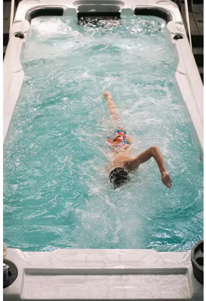 PassionSpa Aquatic 2 Swim-Spa – schwimmende Person, türkisfarbenes Wasser
