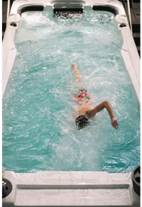 PassionSpa Aquatic 2 Swim-Spa – schwimmende Person, türkisfarbenes Wasser