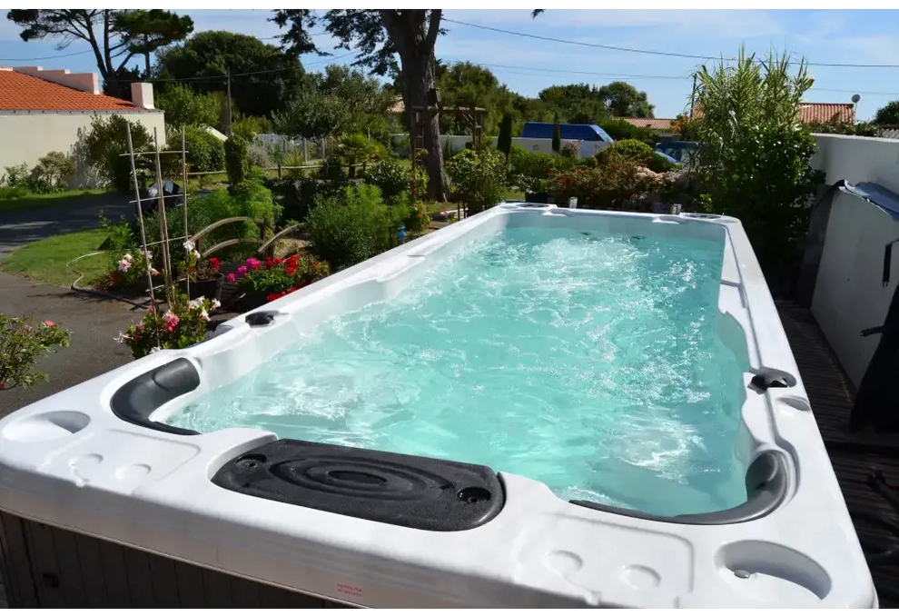 PassionSpa Aquatic 2 Swim-Spa – weiße Ausführung, weißer Innenraum, schwarze Akzente, türkisfarbenes Wasser