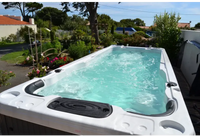PassionSpa Aquatic 2 Swim-Spa – weiße Ausführung, weißer Innenraum, schwarze Akzente, türkisfarbenes Wasser