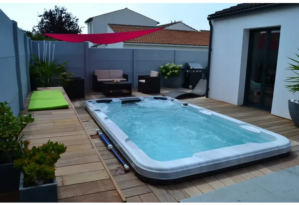 PassionSpa Aquatic 2 Swim-Spa – Sport Collection, weiße Ausführung, blaues Wasser, Holzterrasse