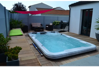 PassionSpa Aquatic 2 Swim-Spa – Sport Collection, weiße Ausführung, blaues Wasser, Holzterrasse