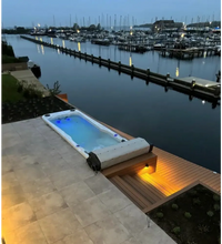 PassionSpa Aquatic 2 Swim-Spa – modernes Design, weißer Innenraum, blaue Beleuchtung, Holzterrasse, am Wasser