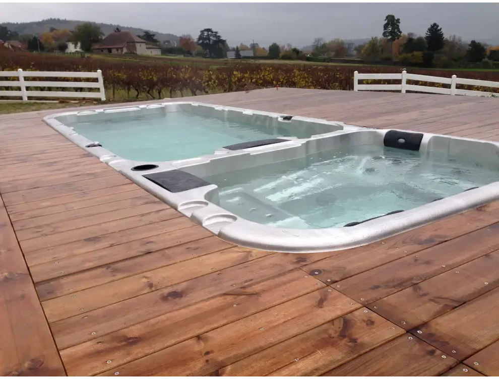 PassionSpa Aquatic 3 Deep Swim-Spa – silberfarbener Rahmen, Holzterrasse
