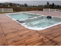 PassionSpa Aquatic 3 Deep Swim-Spa – silberfarbener Rahmen, Holzterrasse