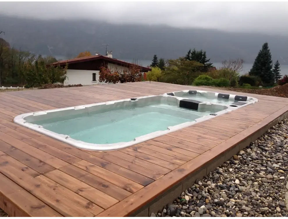 PassionSpa Aquatic 3 Deep Swim-Spa – weiße Ausführung, rechteckige Form, schwarze Sitze, Holzterrasse