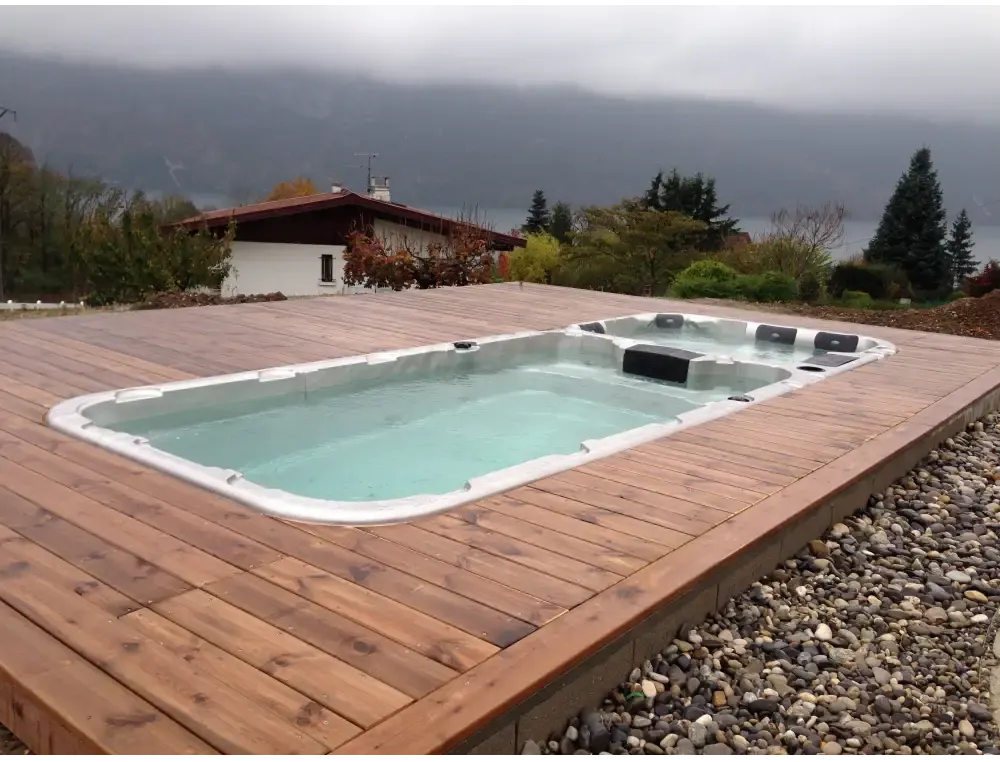 PassionSpa Aquatic 3 Deep Swim-Spa – weiße Ausführung, rechteckige Form, schwarze Sitze, Holzterrasse