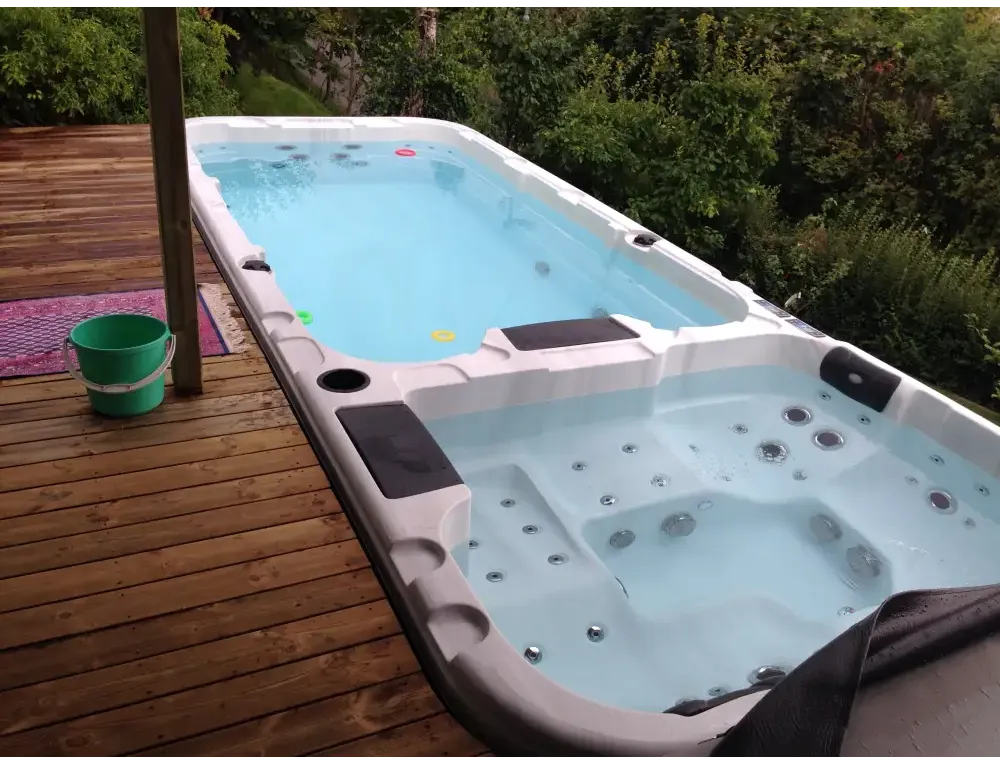 PassionSpa Aquatic 3 Deep Swim-Spa – weiße Ausführung, blaues Wasser, Massagedüsen, Sitzplätze