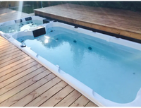 PassionSpa Aquatic 3 Deep Swim-Spa – Sport Collection, weiße Ausführung, blaues Wasser, Holzterrasse