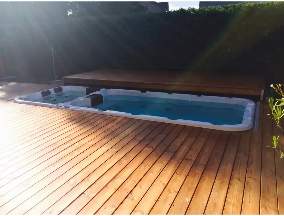 PassionSpa Aquatic 3 Deep Swim-Spa – weiße Ausführung, blaues Wasser, Holzterrasse