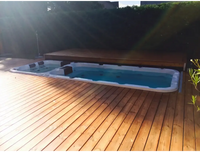 PassionSpa Aquatic 3 Deep Swim-Spa – weiße Ausführung, blaues Wasser, Holzterrasse