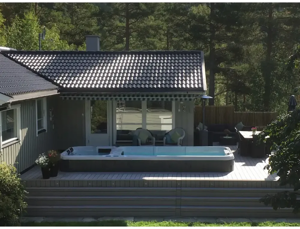 PassionSpa Aquatic 3 Deep Swim-Spa – graue Ausführung, blaues Wasser, Holzterrasse