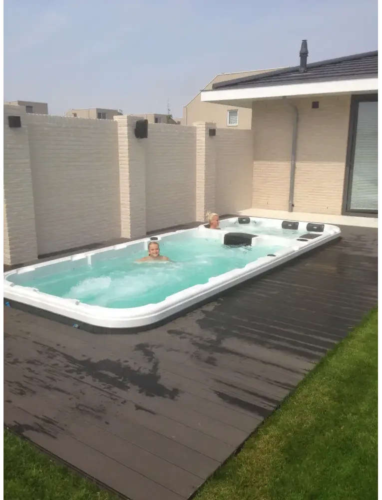PassionSpa Aquatic 3 Deep Swim-Spa – weiße Ausführung, rechteckige Form, türkisfarbenes Wasser, schwarze Sitzpolster