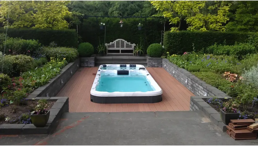 PassionSpa Aquatic 3 Swim-Spa – weiß und schwarz, türkisfarbenes Wasser, Holzterrasse, im Garten