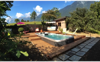 PassionSpa Aquatic 3 Swim-Spa – rechteckige Form, klares blaues Wasser, dunkelgraue Oberfläche, Holzterrasse