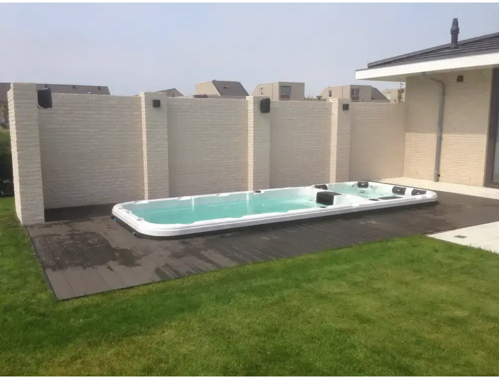 PassionSpa Aquatic 3 Swim-Spa – weiße Ausführung, rechteckige Form, türkisfarbenes Wasser, schwarze Sitzpolster