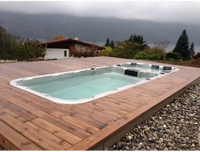 PassionSpa Aquatic 3 Swim-Spa – Sport Collection, weiße Ausführung, rechteckige Form, schwarze Sitze, Massagedüsen, Holzterrasse