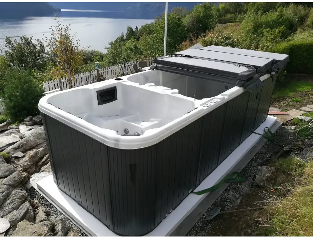 PassionSpa Aquatic 3 Swim-Spa – weiß und schwarz, moderne Verkleidung, senkrechte Verkleidung, im Freien