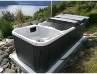 PassionSpa Aquatic 3 Swim-Spa – weiß und schwarz, moderne Verkleidung, senkrechte Verkleidung, im Freien