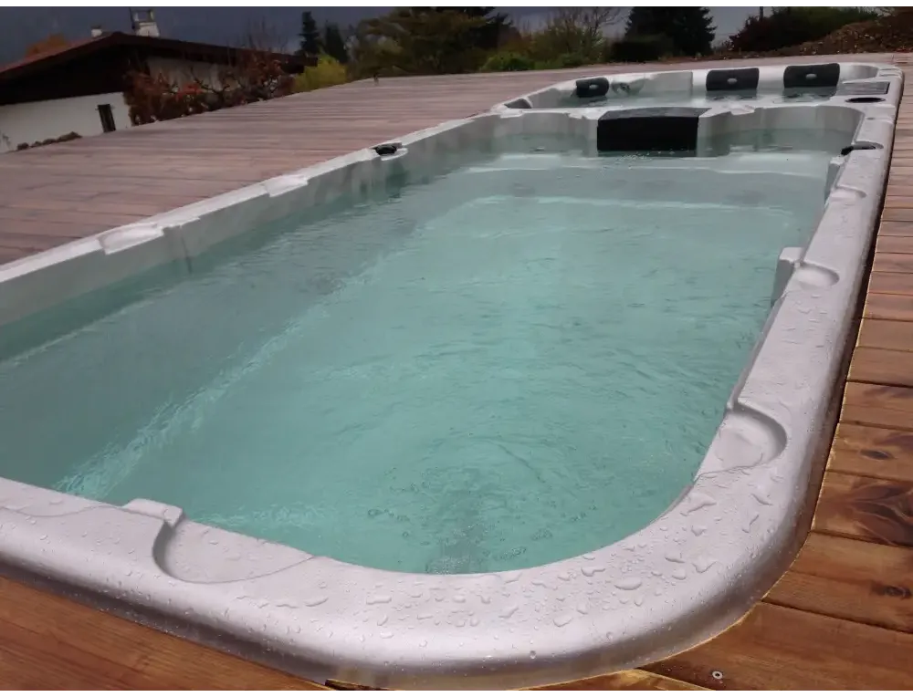 PassionSpa Aquatic 3 Swim-Spa – Sport Collection, weiße Ausführung, rechteckige Form, schwarze Sitze, türkisfarbenes Wasser, Holzterrasse