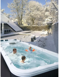 PassionSpa Aquatic 3 Swim-Spa – weiß und schwarz, türkisfarbenes Wasser, Massagedüsen