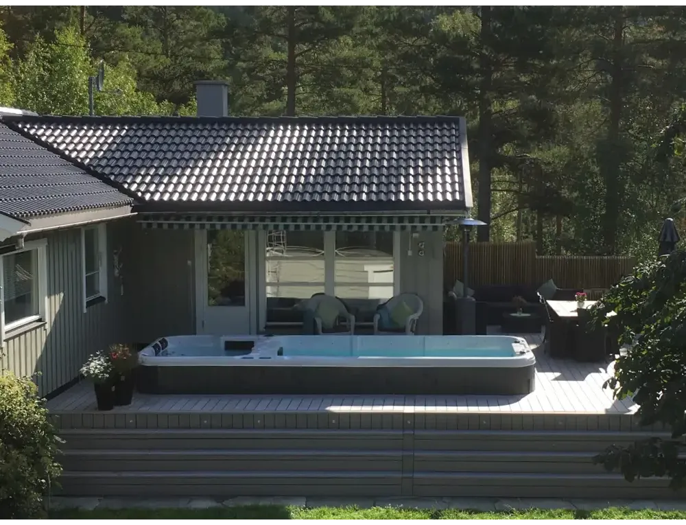 PassionSpa Aquatic 3 Swim-Spa – graue Ausführung, blaues Wasser, Holzterrasse