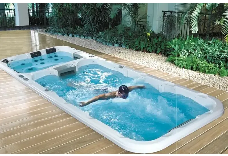 PassionSpa Aquatic 3 Swim-Spa – Sport Collection, weiße Ausführung, blaues Wasser, Gegenstromdüsen
