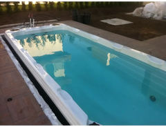 PassionSpa Aquatic 6 Swim-Spa – rechteckiger Pool, weißer Rahmen, klares blaues Wasser