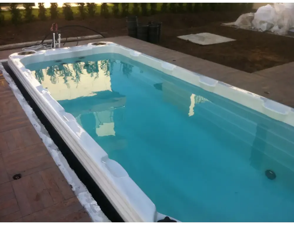 PassionSpa Aquatic 6 Swim-Spa – rechteckiger Pool, weißer Rahmen, klares blaues Wasser