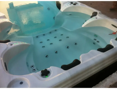 PassionSpa Aquatic 6 Swim-Spa – weiße Ausführung, weißer Innenraum, schwarze Sterngriffe, blaues Wasser