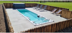 PassionSpa Aquatic 6 Swim-Spa – weiße Ausführung, türkisfarbenes Wasser, schwarze Massagedüsen