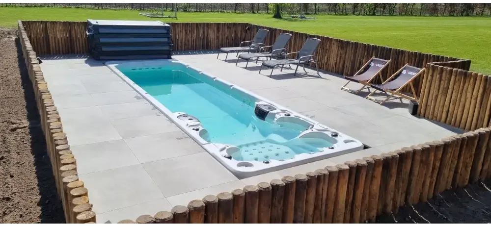 PassionSpa Aquatic 6 Swim-Spa – weiße Ausführung, türkisfarbenes Wasser, schwarze Massagedüsen