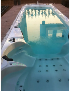PassionSpa Aquatic 6 Swim-Spa – weißes Acryl, türkisfarbenes Wasser, integrierte Massagedüsen