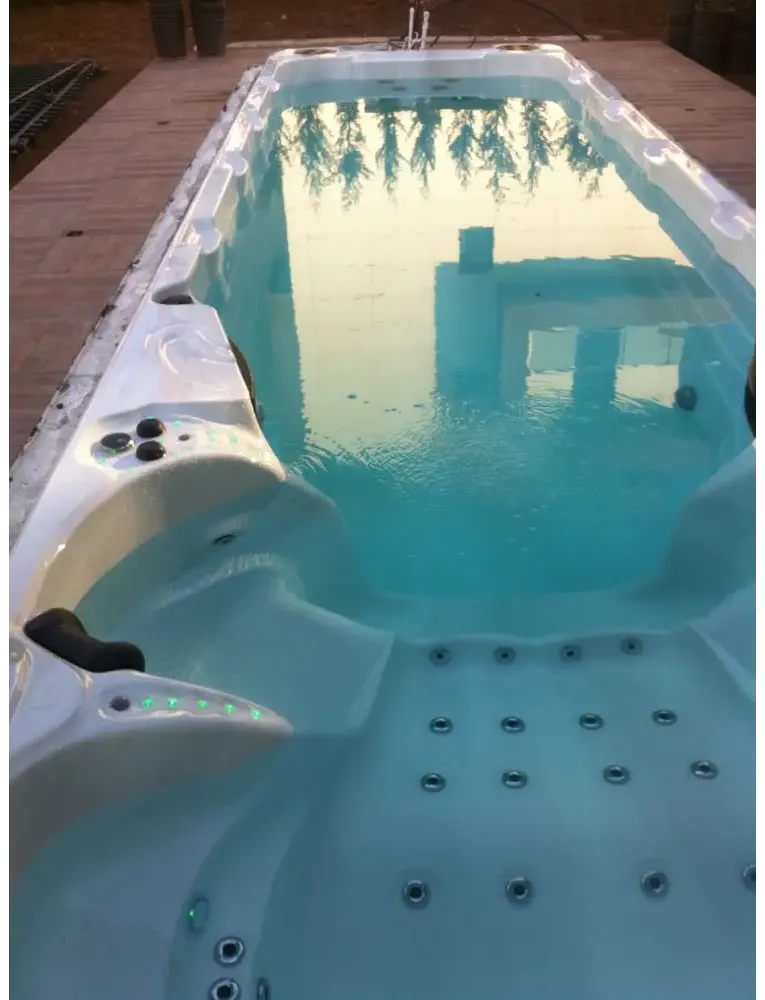 PassionSpa Aquatic 6 Swim-Spa – weißes Acryl, türkisfarbenes Wasser, integrierte Massagedüsen