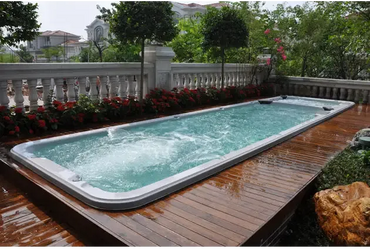 PassionSpa Aquatic 6 Swim-Spa – türkisfarbenes Wasser, Holzterrasse