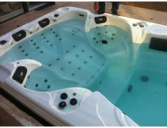 PassionSpa Aquatic 6 Swim-Spa – weiße Ausführung, weißer Innenraum, schwarze Paneele, grüne LED-Beleuchtung
