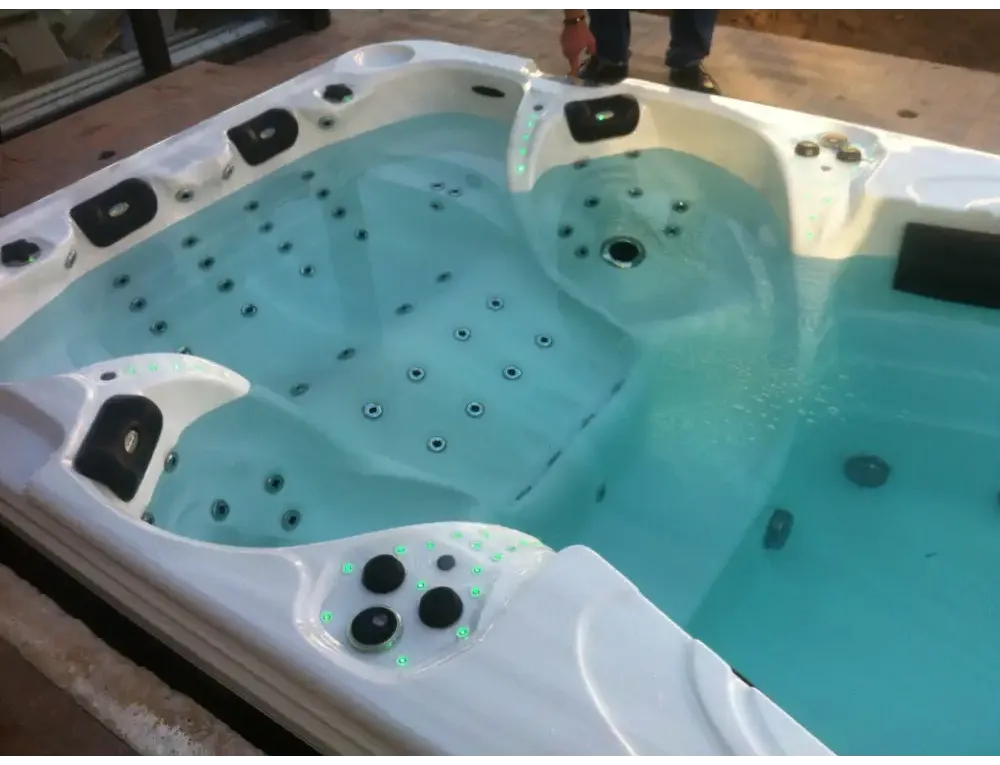 PassionSpa Aquatic 6 Swim-Spa – weiße Ausführung, weißer Innenraum, schwarze Paneele, grüne LED-Beleuchtung
