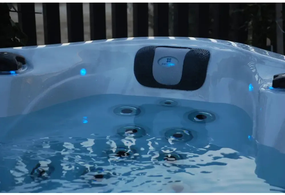 PassionSpa Desire Whirlpool – blaue Beleuchtung, schwarz-graues Bedienfeld